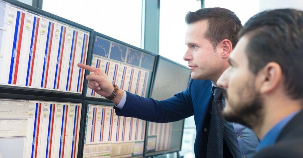 Por qué cada vez más colombianos y mexicanos confían en brokers internacionales
